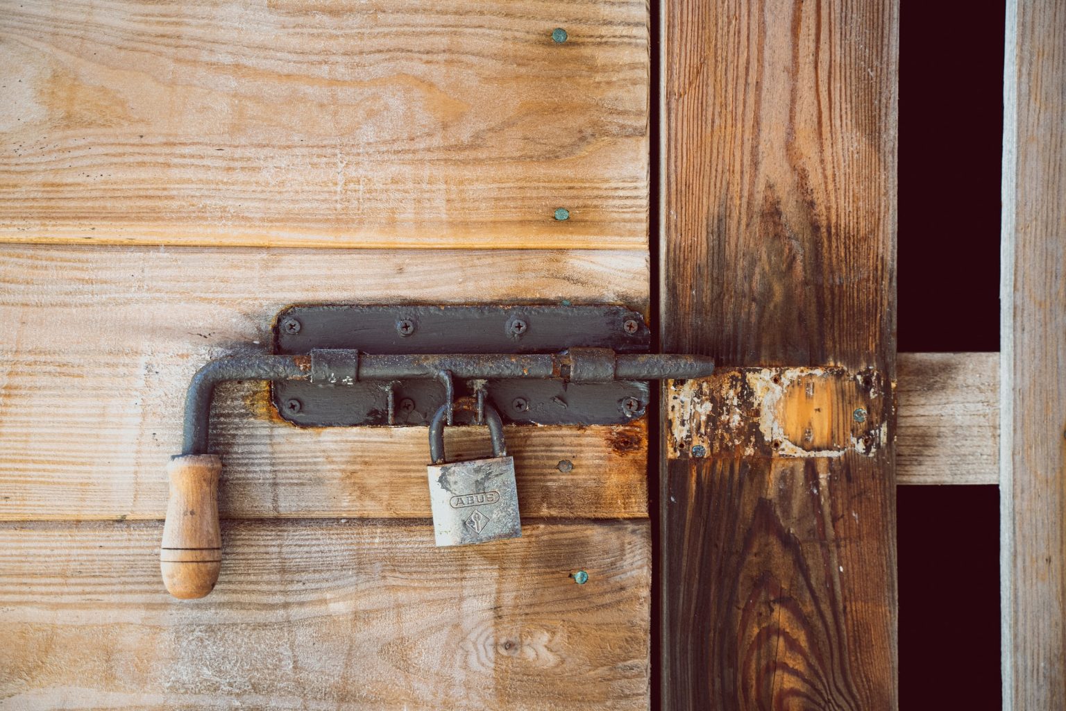 What Is A Barrel Lock? How to a Locksmith Locksmith Training and Certification