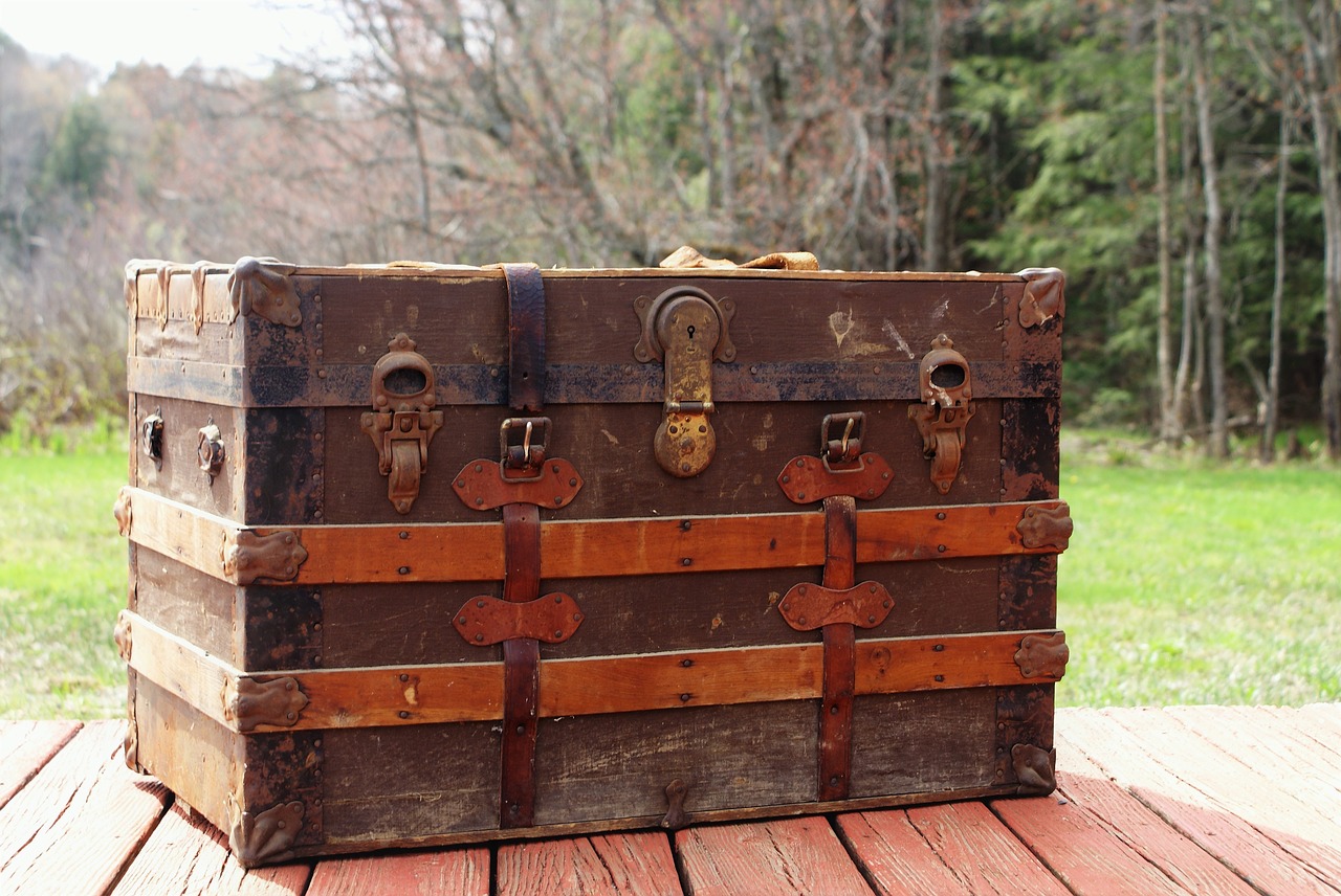 Unlock antique steamer trunk with a figure 8 lock - Discount Locksmith LLC